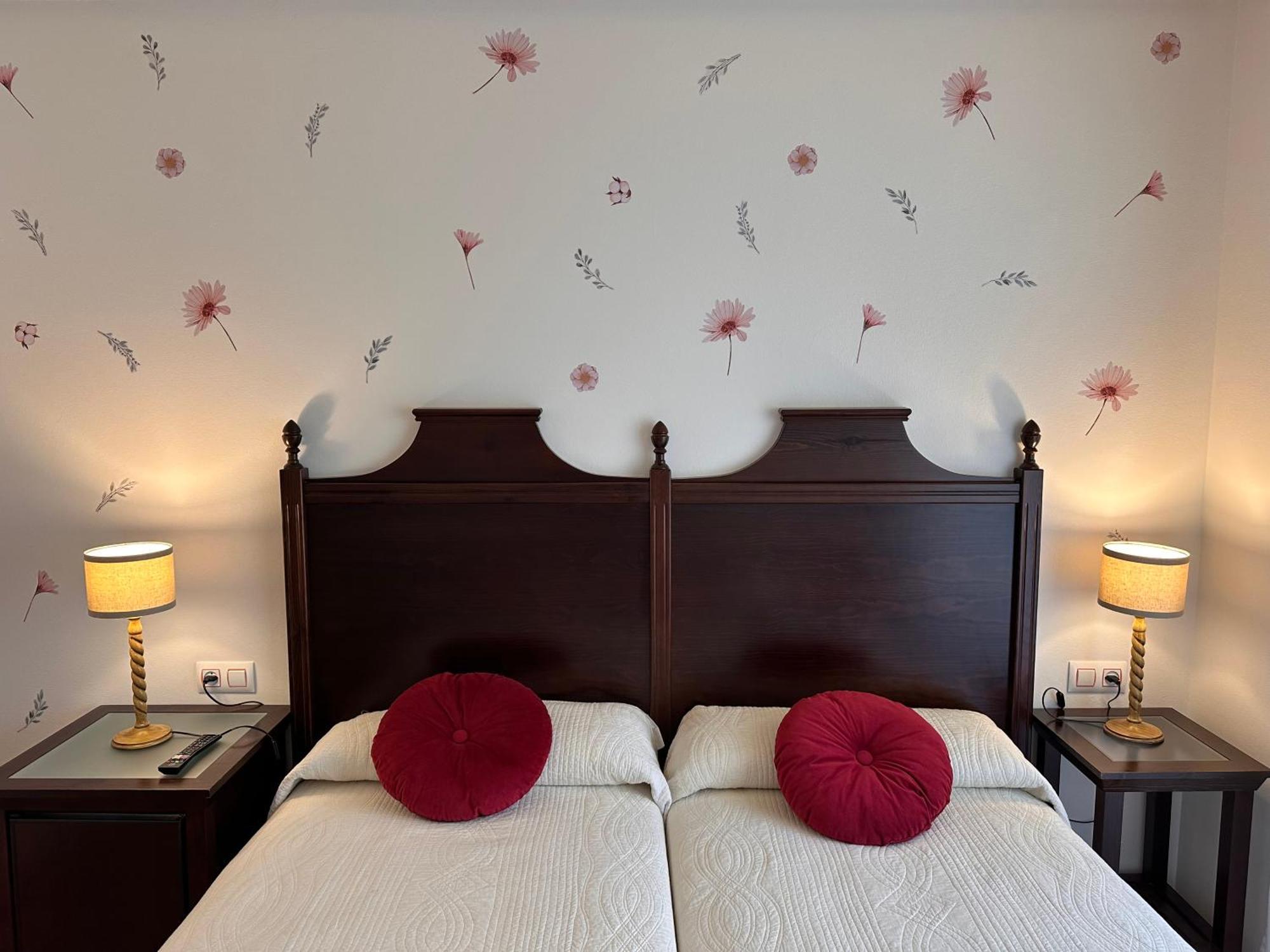 Hotel Y Apartamentos La Lonja Кангас-де-Онис Экстерьер фото