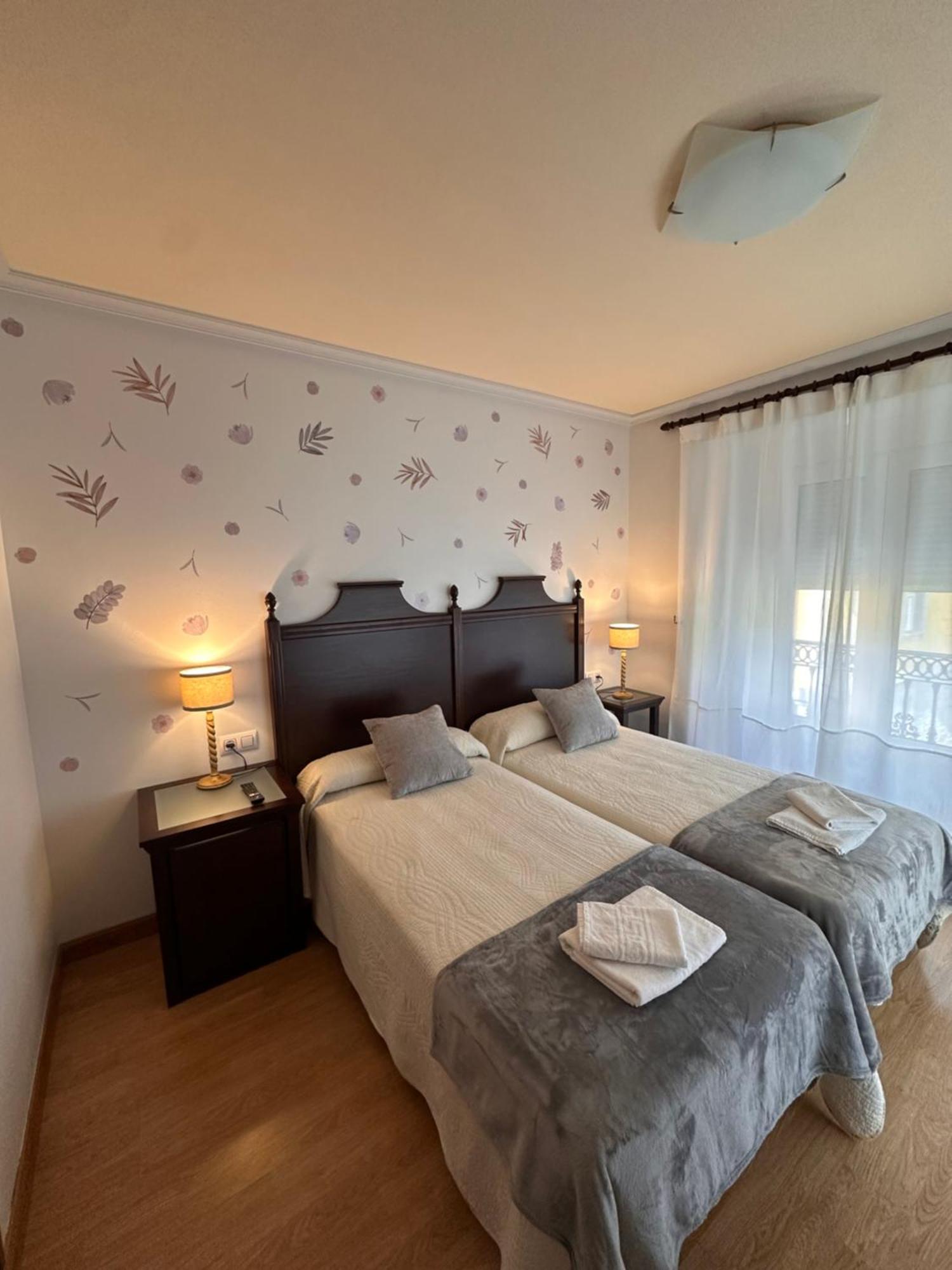 Hotel Y Apartamentos La Lonja Кангас-де-Онис Экстерьер фото